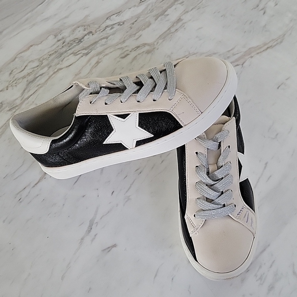 Star Low Top Black Sneakers White Sole Women's Size 8 - Picture 11 of 16